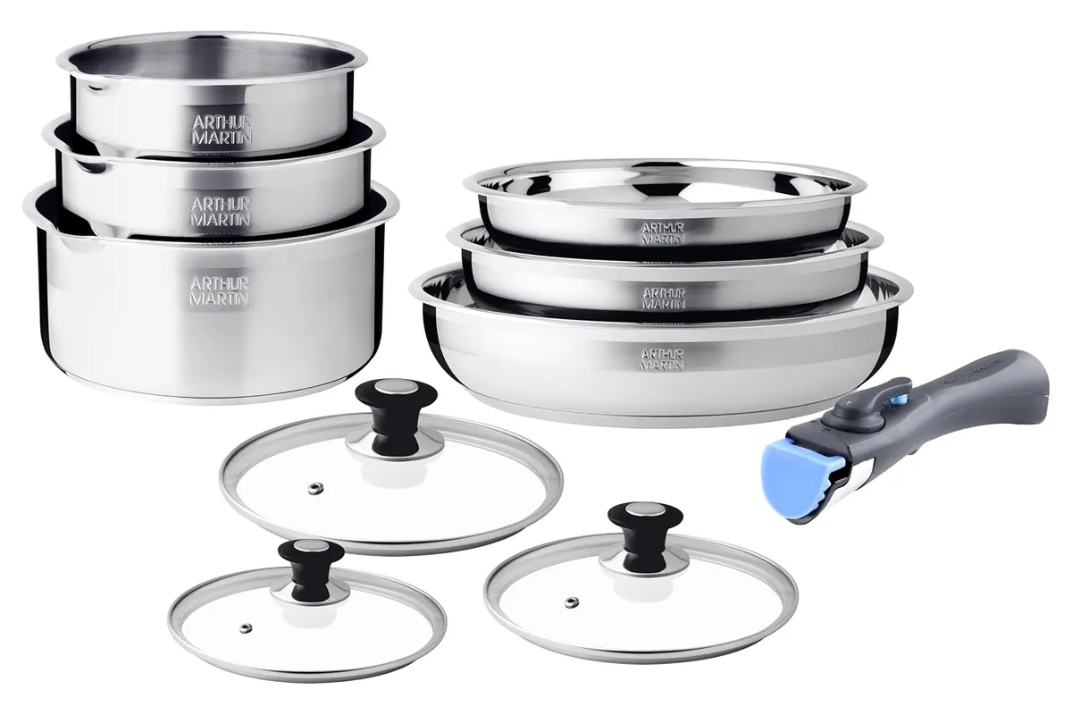 Batterie de cuisine Arthur Martin 10 pièces en inox : trois casseroles, trois poêles, leurs couvercles en verre et la poignée amovible