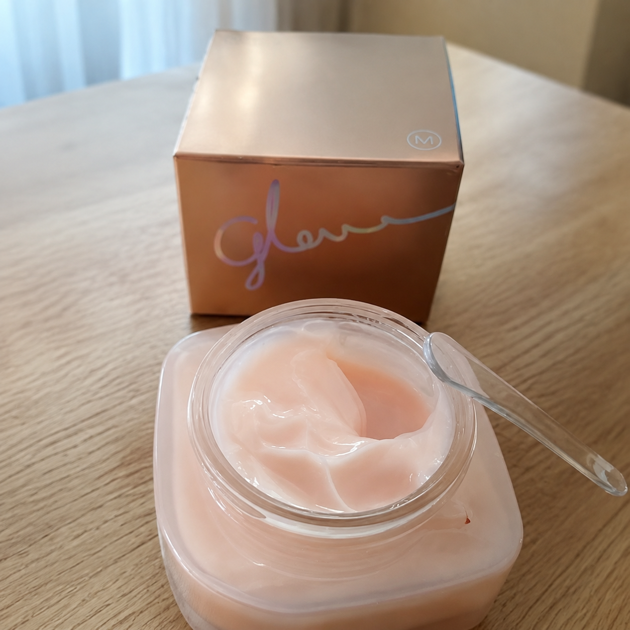 Texture rose et généreuse de la MISSHA Glow Skin Balm dans son pot ouvert
