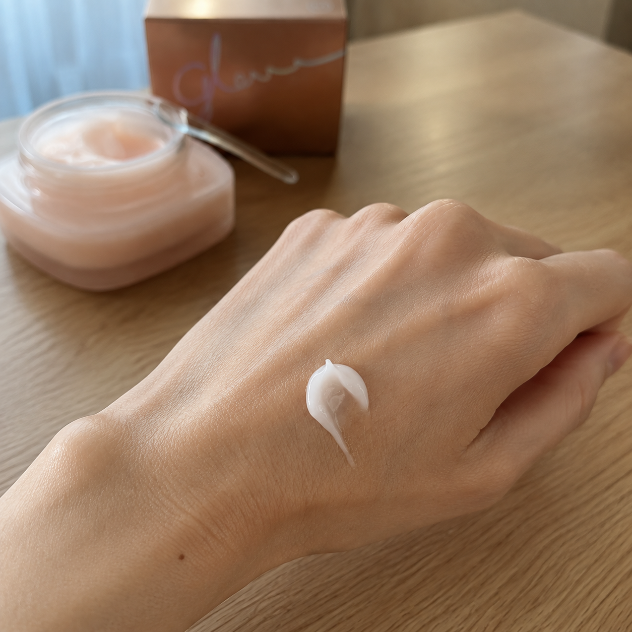 Texture de la MISSHA Glow Skin Balm déposée sur la main pour montrer sa consistance