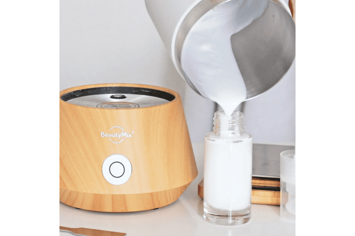 BeautyMix Robot en action versant crème faite maison dans flacon pompe