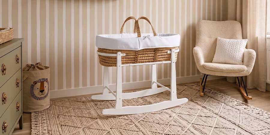 Couffin en osier dans une chambre de bébé présenté lors de la vente Éveil & Nature sur Bébé Boutik