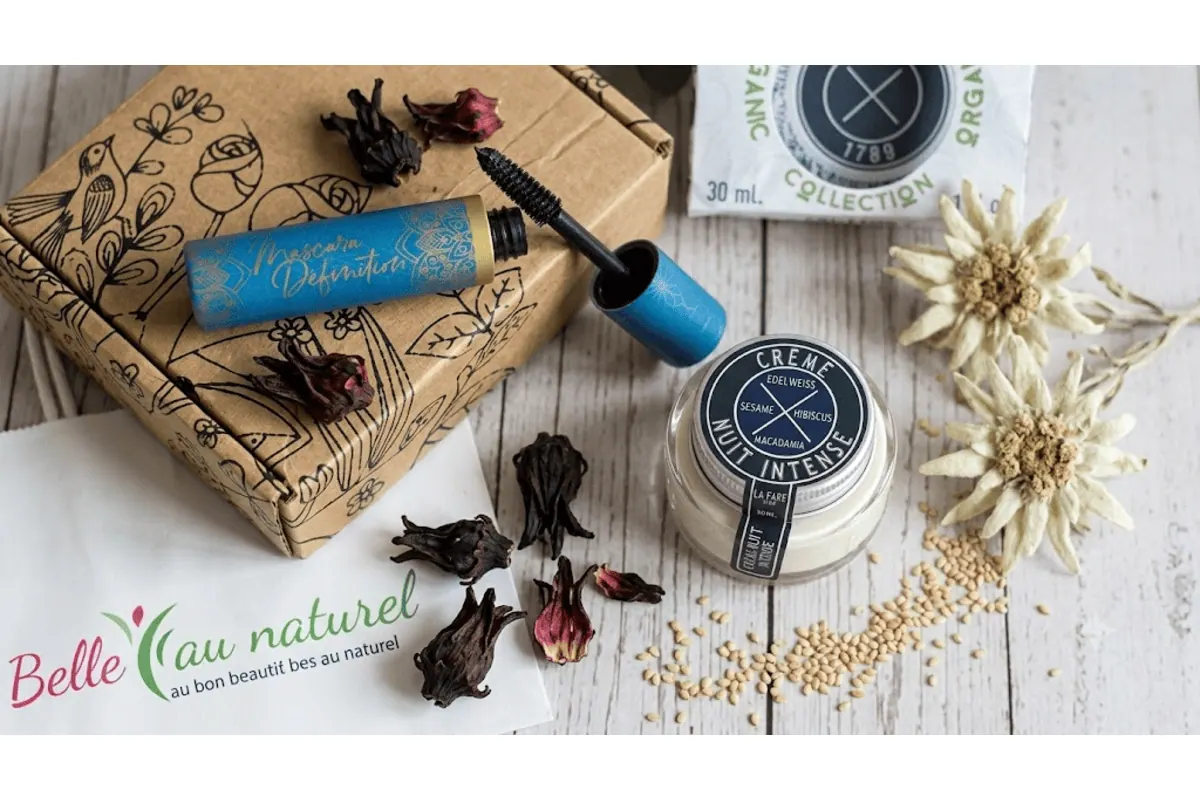 Belle au Naturel coffret Essentiels 40 ans boîte carton kraft motifs floraux sigle Belle au Naturel crème de nuit intense LaFare en Provence pot verre edelweiss sechés fleurs hibiscus pétales rouges ambiance naturelle bois clair