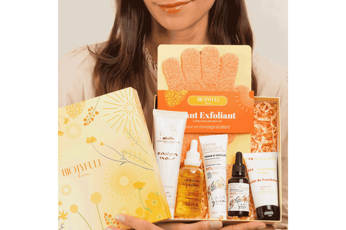 Biotyfull Box Bronzage Éclatant contenu gommage IN10PENSABLES savon noir TIGMMI gant exfoliant Biotyfull huile carotte MIRA gouttes auto-bronzantes crème de nuit Lady Green