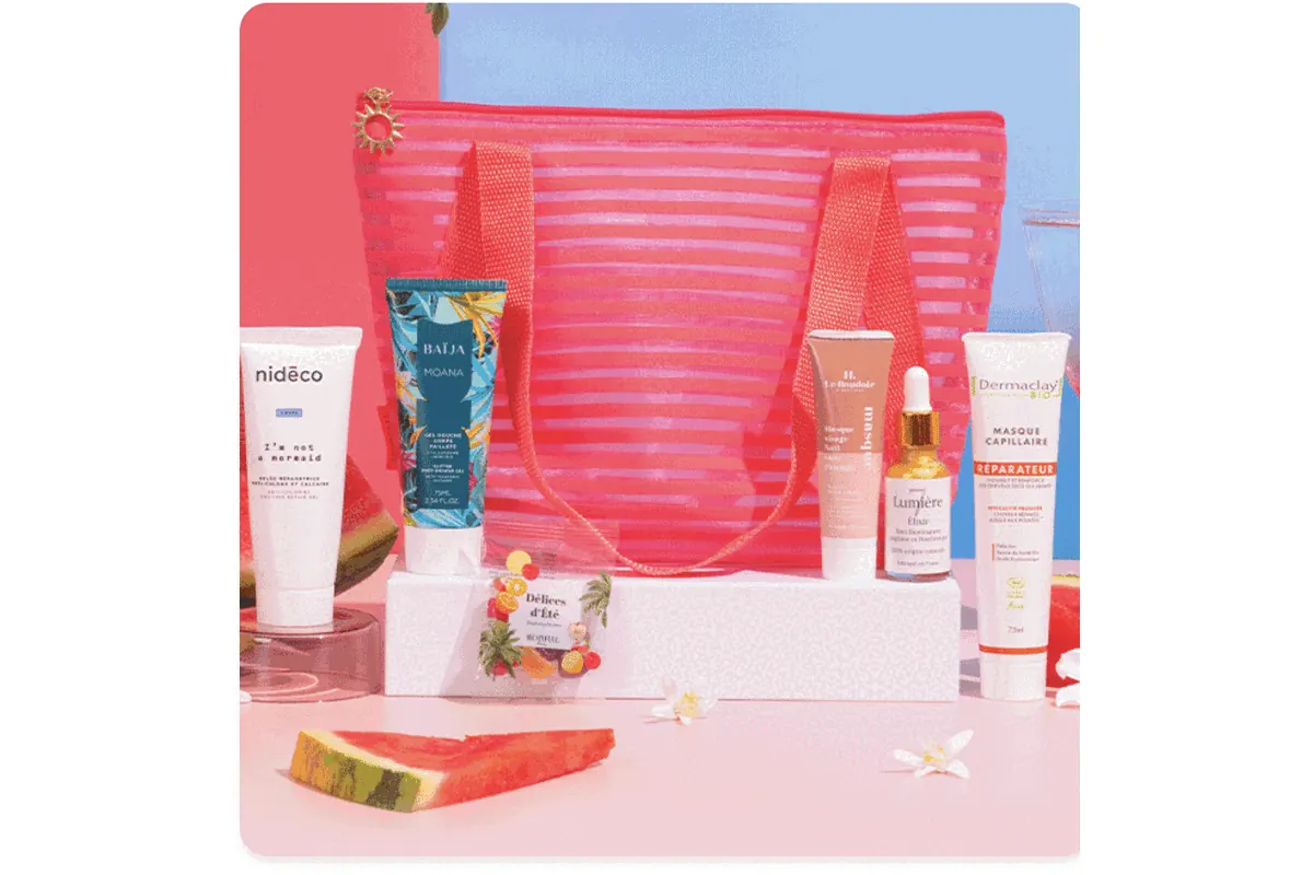 Biotyfull Box Délices d'Été avec son tote bag rose et les produits nidēco, Baïja Moana, Lumière Élixir et masque capillaire Dermaclay