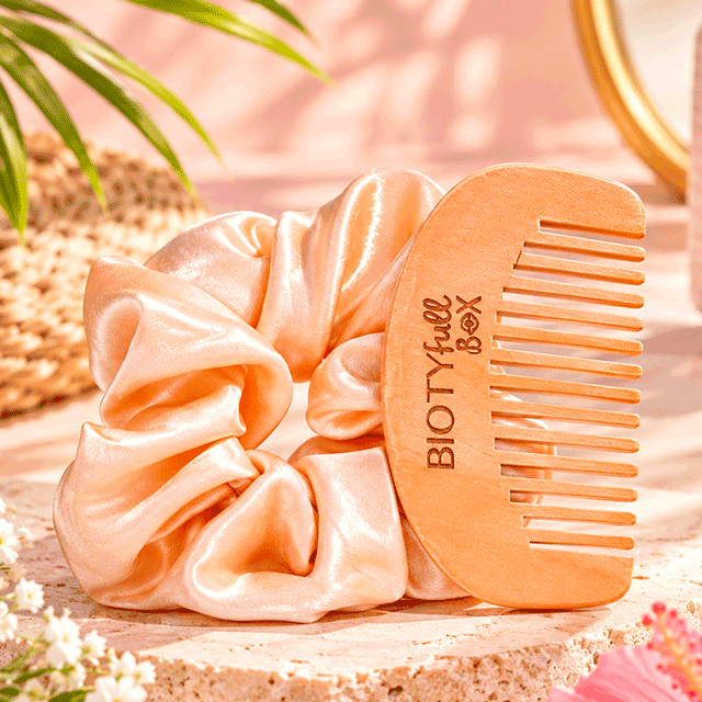 Routine accessoires BIOTYFULL Box avec chouchou et peigne en bois