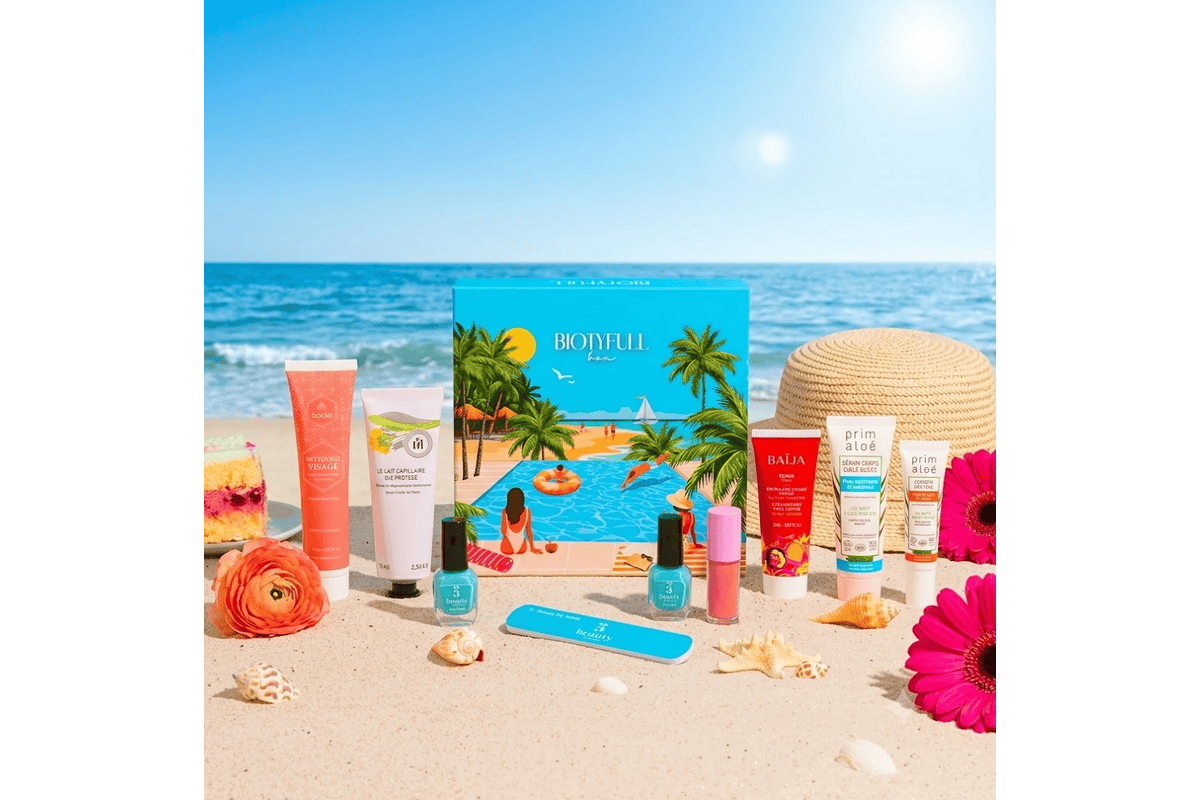 Biotyfull Box bord de mer avec routine n°1 Été au Bord de l'Eau : nettoyant visage, soin solaire, vernis, polissoir, sur une plage paradisiaque avec gâteau et fleurs