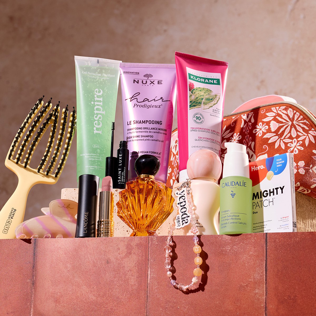 Édition limitée Blissim Travel with Zoé contenant 11 produits beauté Lancôme Nina Ricci Yepoda Caudalie Nuxe et une trousse