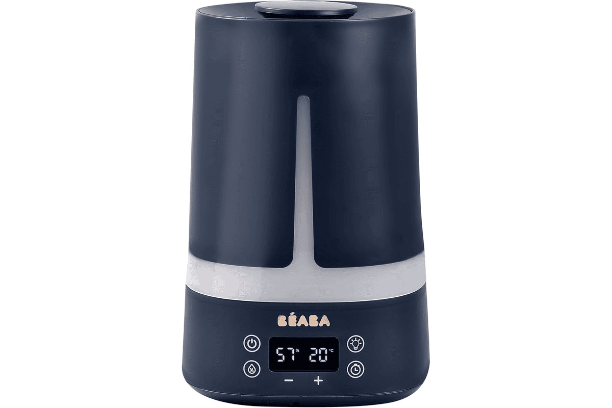 Humidificateur d'air BÉABA 4 litres pour chambre de bébé posé sur une commode blanche avec brume fine