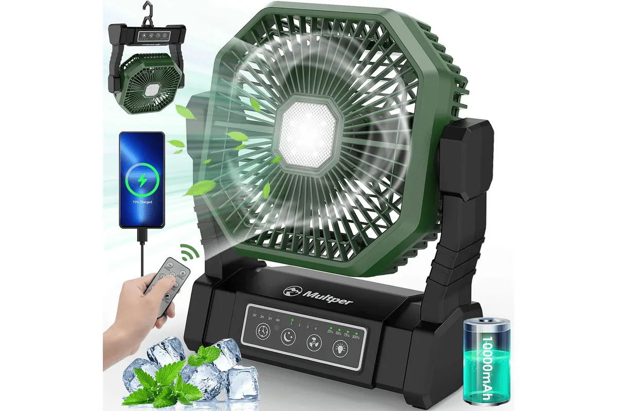 Ventilateur de camping Multper 10000 mAh portable rechargeable posé sur une table de camping en extérieur