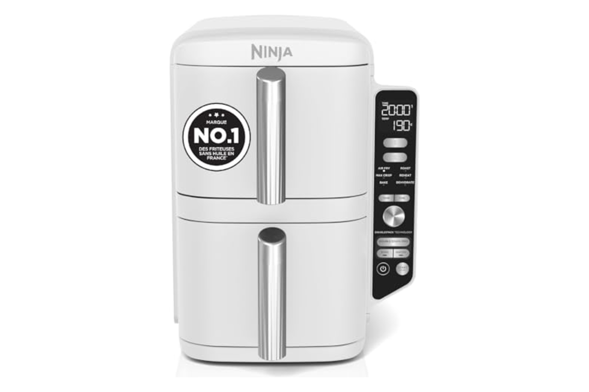 Air fryer vertical avec écran de commande dans une cuisine moderne