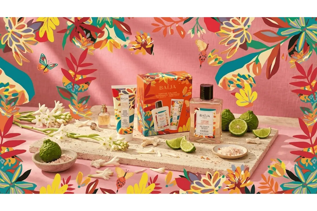 Coffret Baïja Vertige Solaire avec gel douche et crème corps sur plateau de pierre travertin, entouré de bergamote, citron vert et fleurs de tubéreuse, ambiance solaire et tropicale