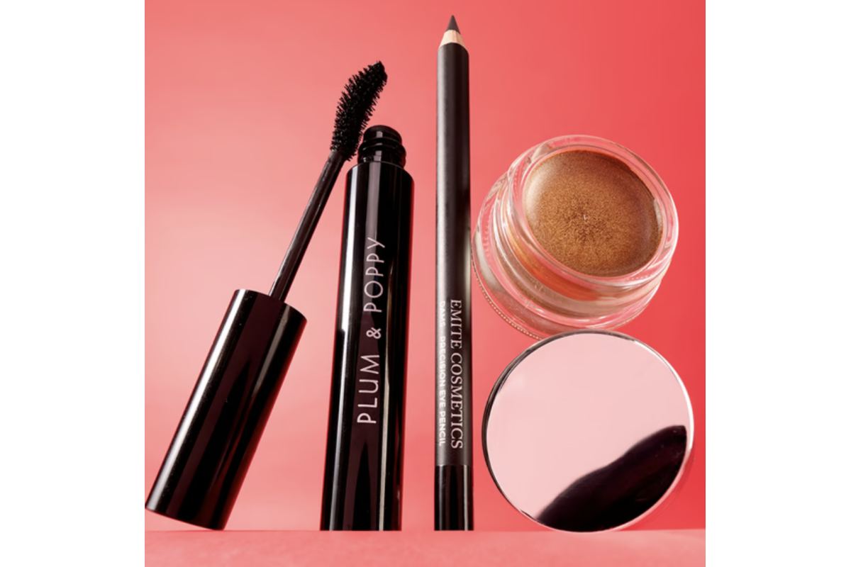 Trousse 100 pourcent make-up Blissim détail produits Plum and Poppy mascara Émite crayon yeux Bang Beauty fard à paupières crémeux