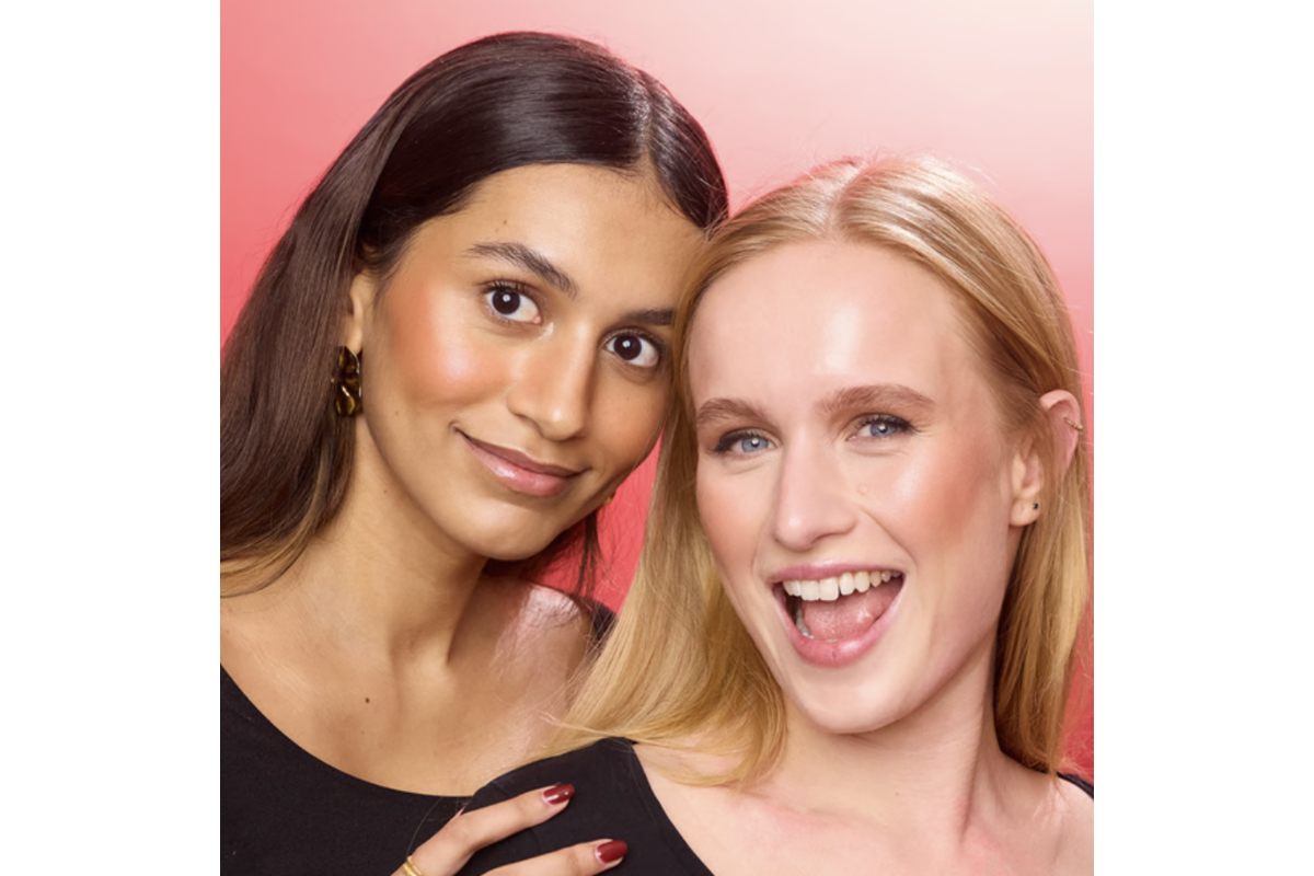 Trousse 100 pourcent make-up Blissim résultat maquillage lifestyle deux femmes look glow naturel