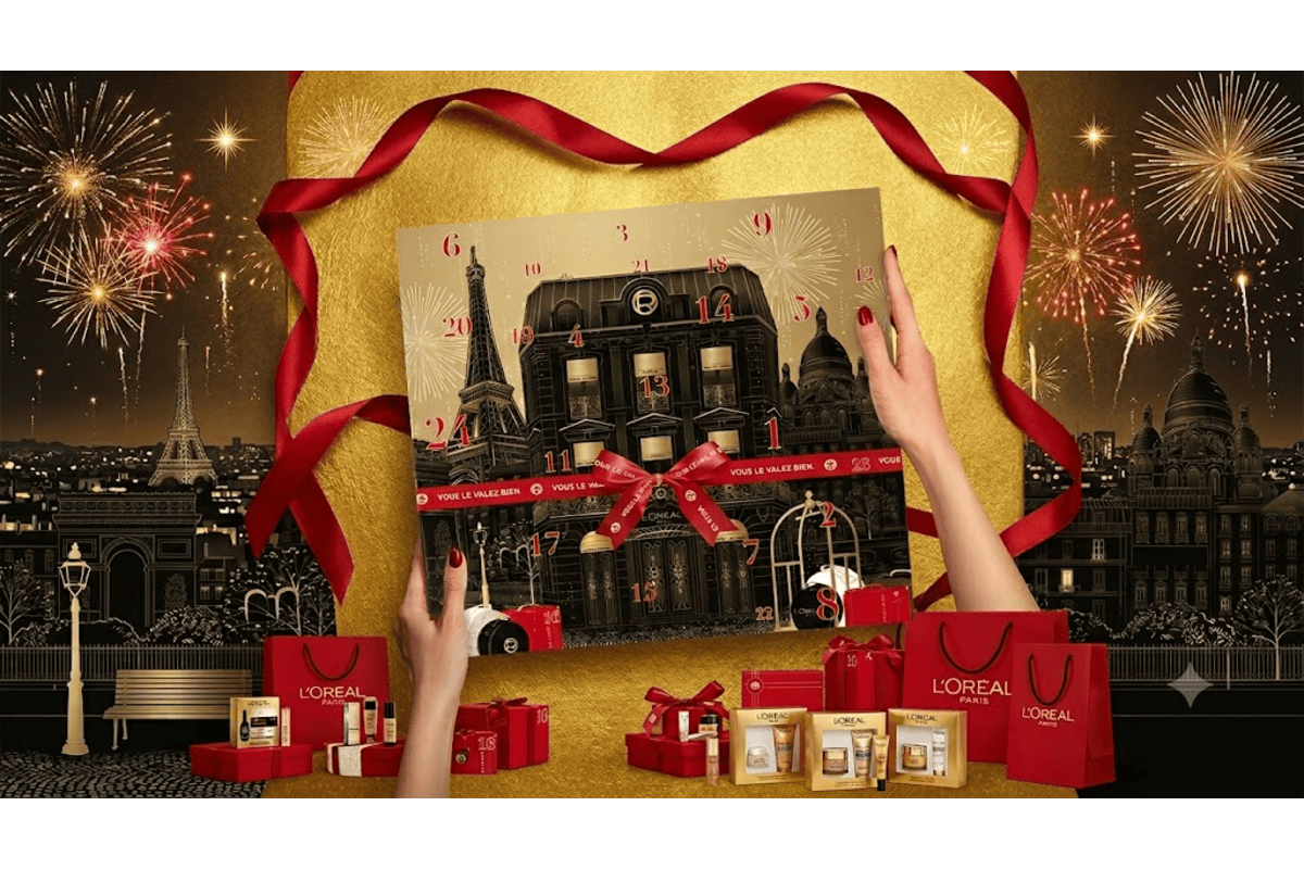 Calendrier de l'Avent L'Oréal Paris ouvert avec mains tenant le coffret aux couleurs de Paris, feux d'artifice et ambiance festive