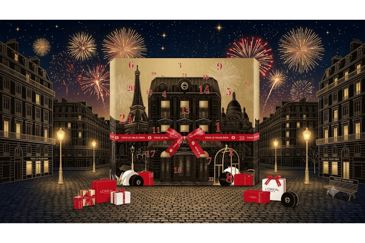 Calendrier de l'Avent L'Oréal Paris dans une rue parisienne avec lampadaires et feux d'artifice, ambiance festive de fin d'année