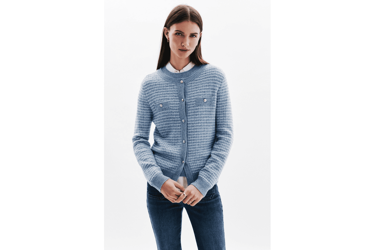 Gilet Mleonie Caroll en denim baby blue, coupe courte cropped, porté sur un top blanc