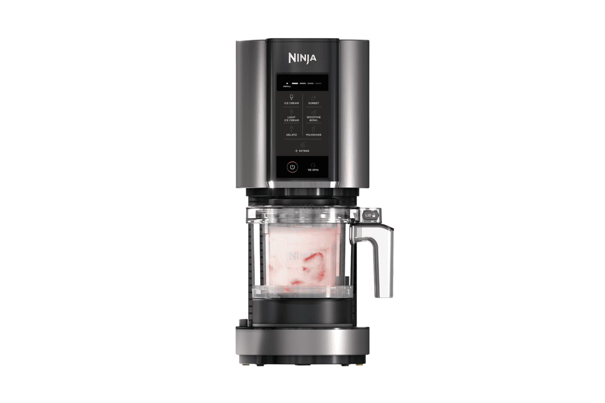 Sorbetière Ninja Creami inox et noir avec écran 6 menus intelligents et pot Creami transparent rempli de crème glacée fraise pour réalisation en 4 étapes