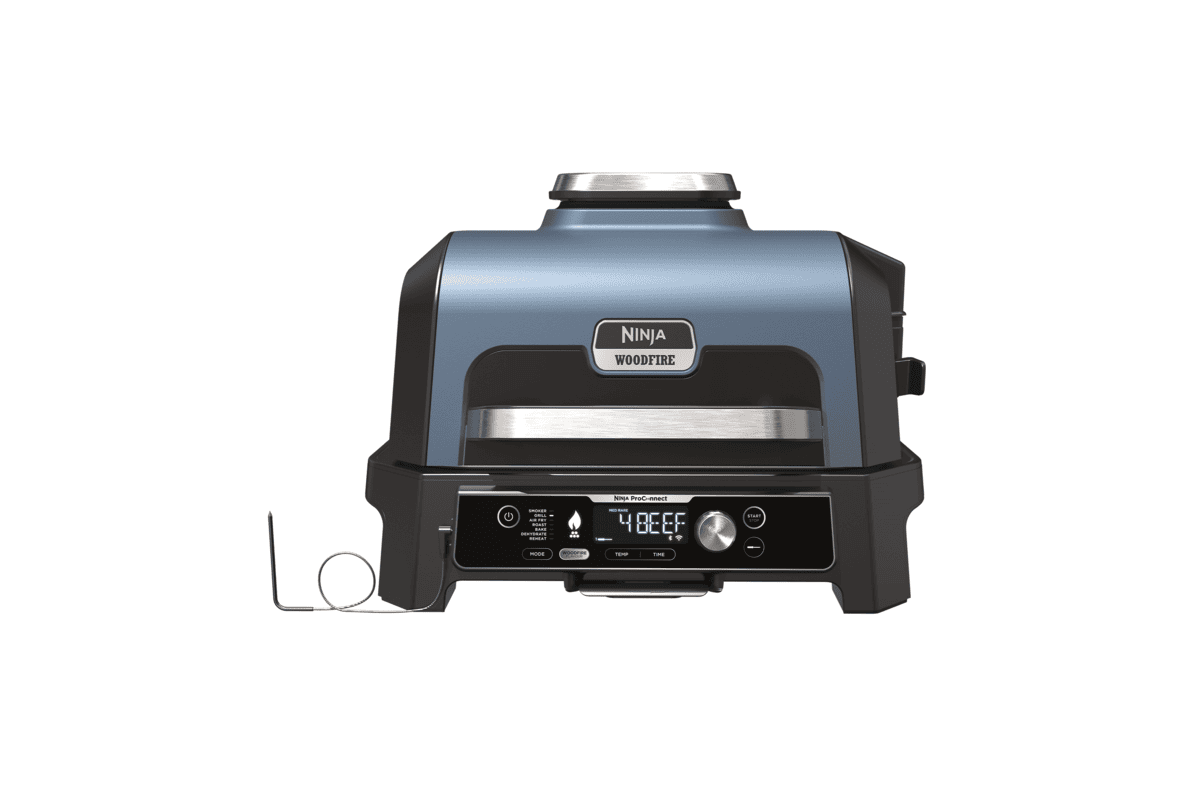 Barbecue extérieur et fumoir électrique Ninja Woodfire Pro Connect bleu avec écran tactile thermosonde et application Pro Connect pour griller fumer cuire au four
