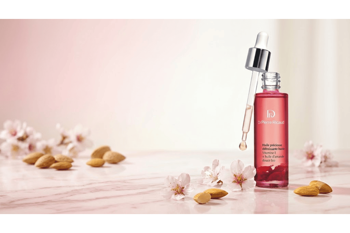 Dr Pierre Ricaud huile précieuse défroissante buste flacon pipette 30 ml rouge rose pose marbre fleurs cerisier amandes vitamine E huile amande douce bio fabriquée en France