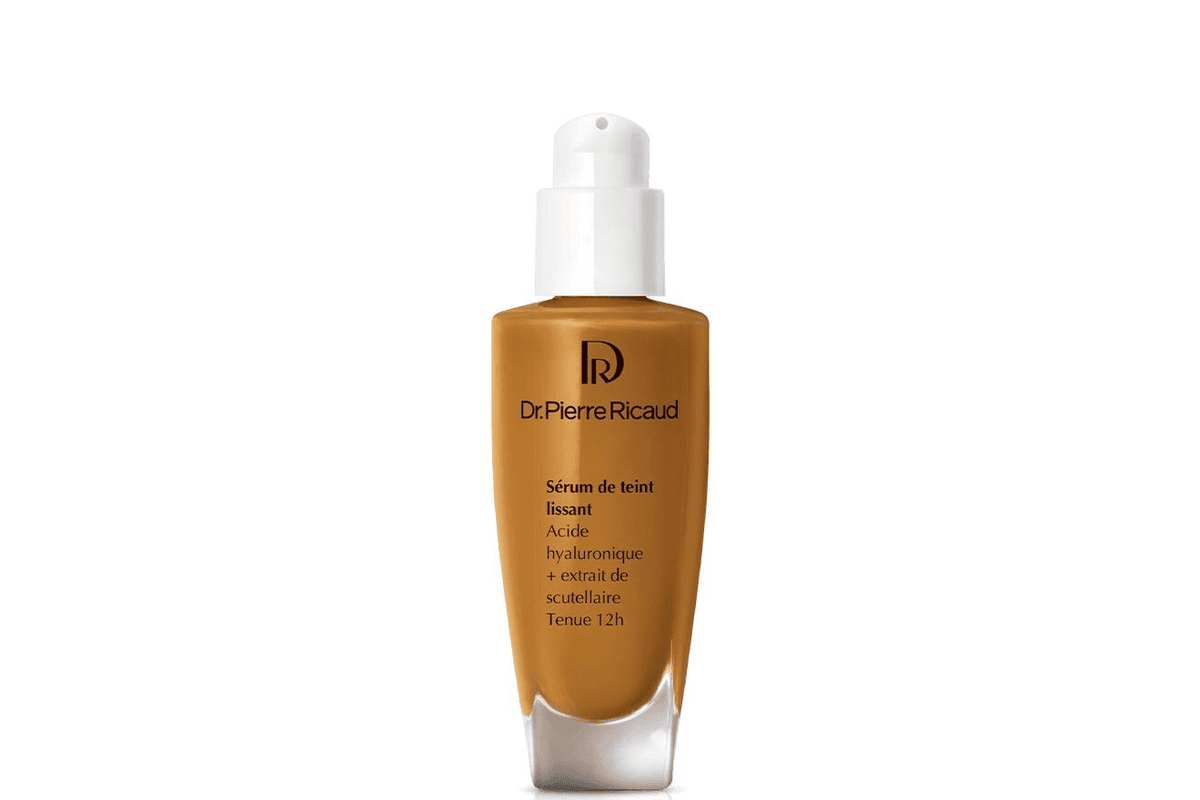 Dr Pierre Ricaud Sérum de teint lissant à l'acide hyaluronique + extrait de scutellaire tenue 12h Doré 5 packaging blanc et doré texture sérum fluide fini seconde peau anti-âge make-up