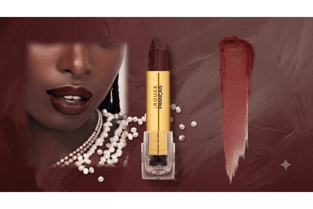 Le Rouge Français rouge à lèvres tube doré teinte brun bordeaux, bouche modèle portant la teinte, perles et swatch sur fond rouge