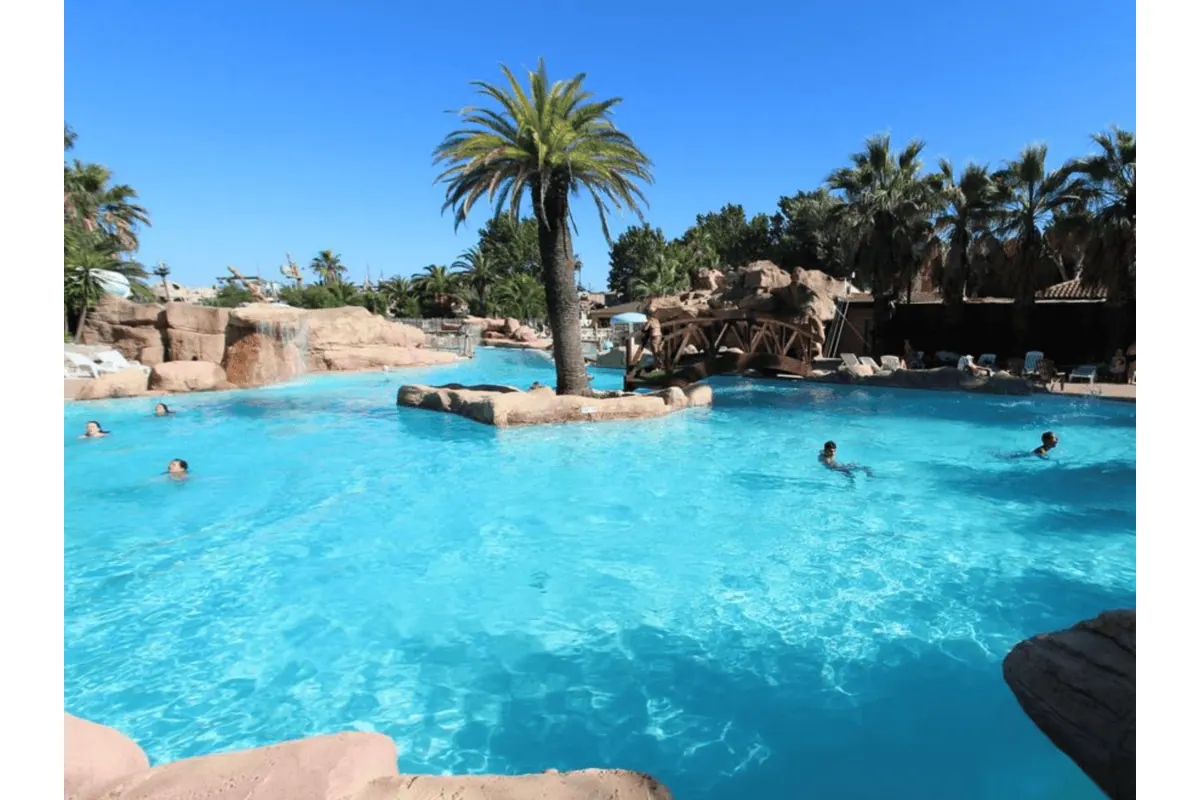 Pirates World Village-club Les Sables d'Or 4 étoiles Cap d'Agde camping mobil-home parc aquatique 10 000m² plage Méditerranée Hérault Occitanie vacances famille été 2026