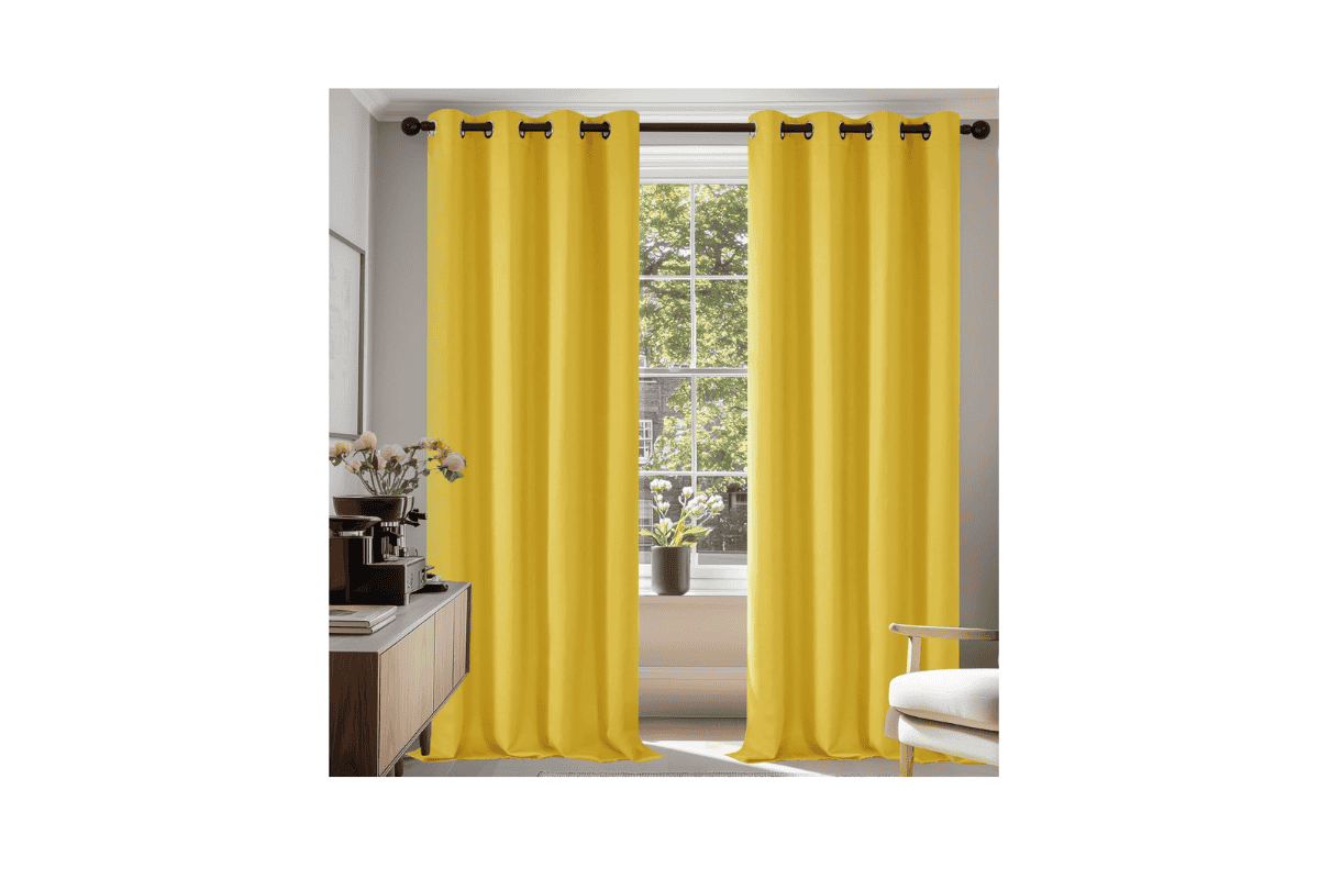 Rideaux occultants jaune moutarde à œillets fenêtre salon ambiance lumineuse