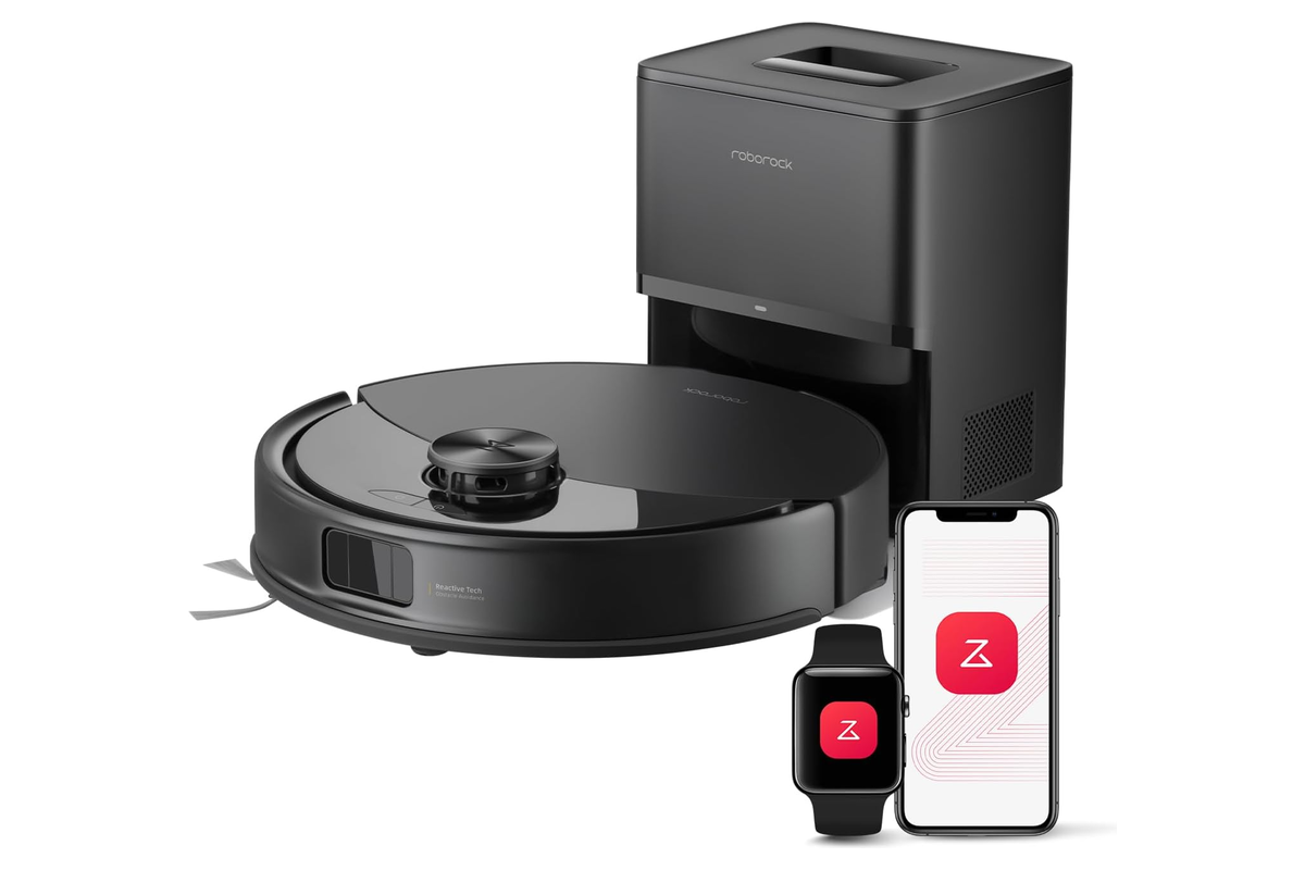 Robot aspirateur laveur Roborock Q10 S5+ noir devant sa station de vidage automatique, avec l'application sur smartphone et montre connectée
