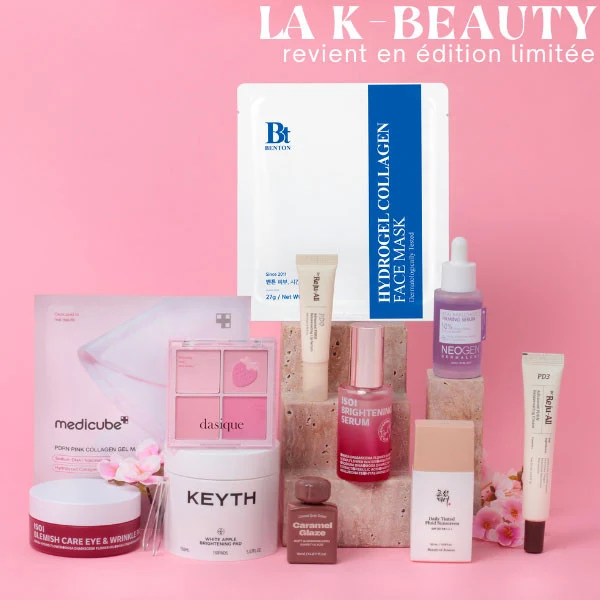 Sélection de soins et maquillage de la box Asian Beauty Cosmopolitan sur fond rose