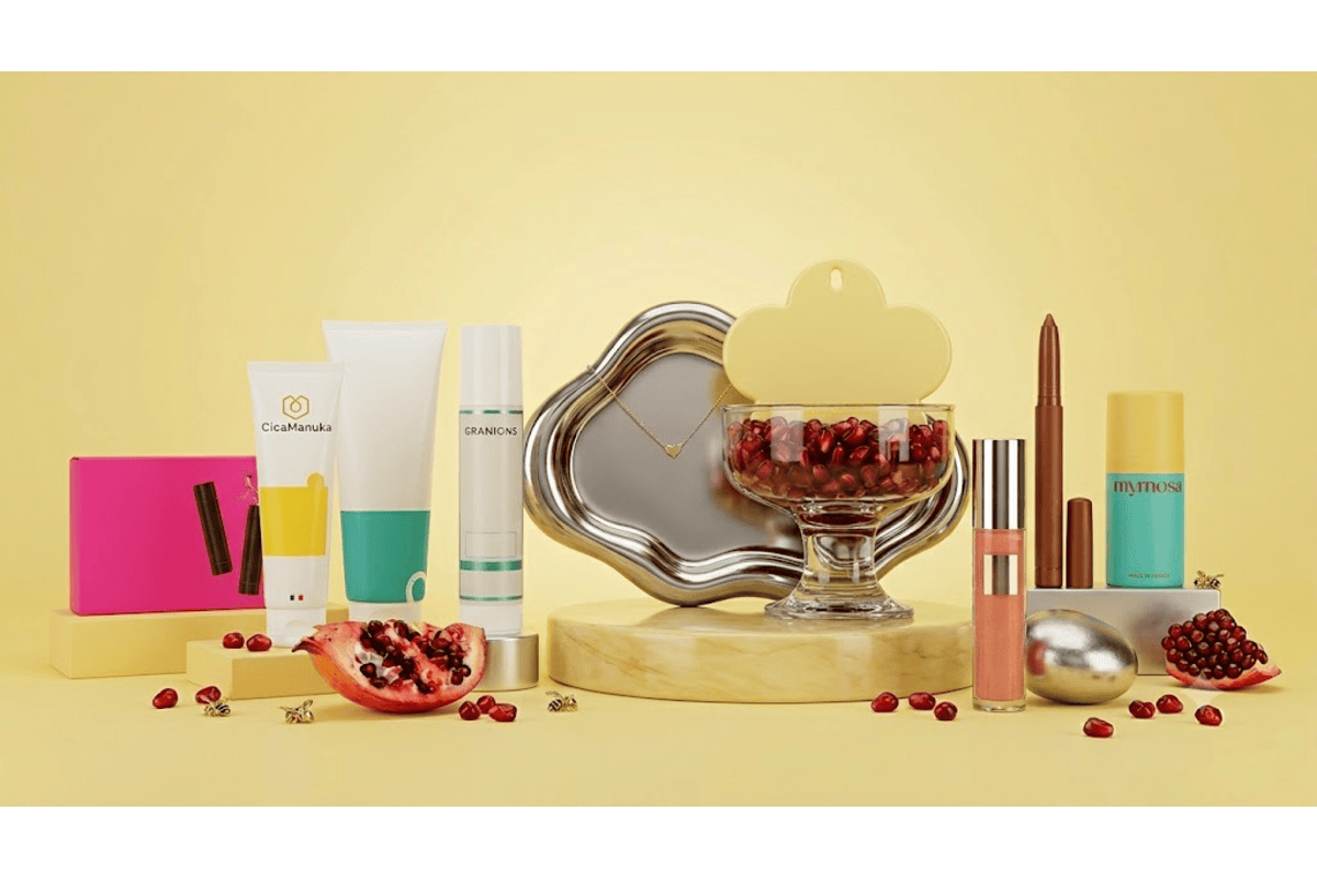 Box Cosmopolitan Summer Édition présentation produits beauté été fond jaune masque CicaManuka miel de Manuka tube nettoyant Granions Dermatologie déodorant Mymosa boîte rose Lashilé Beauty Collagène collier Cookie Shark Wild Sweet plateau argenté coupe coupe grenade ouverte pétales rouges crayon 3INA Eye Stick gloss Miss Den Rose Gourmandise ambiance solaire gourmande