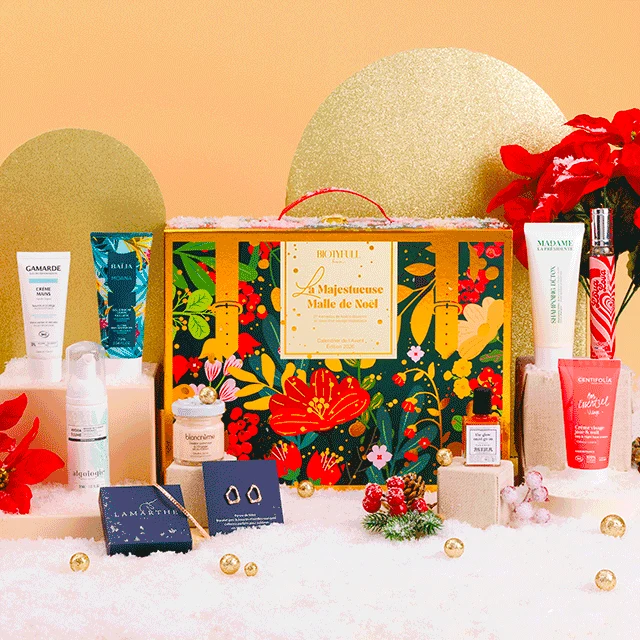 Aperçu de la Majestueuse Malle de Noël BIOTYfull Box entourée de plusieurs produits beauté