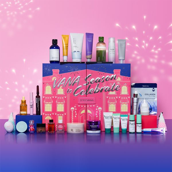 Calendrier de l’Avent Stylevana 2026 rose et bleu entouré de ses produits K-Beauty