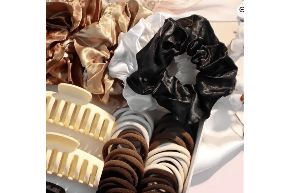 Coffret accessoires cheveux chouchous satin pinces elastiques detail