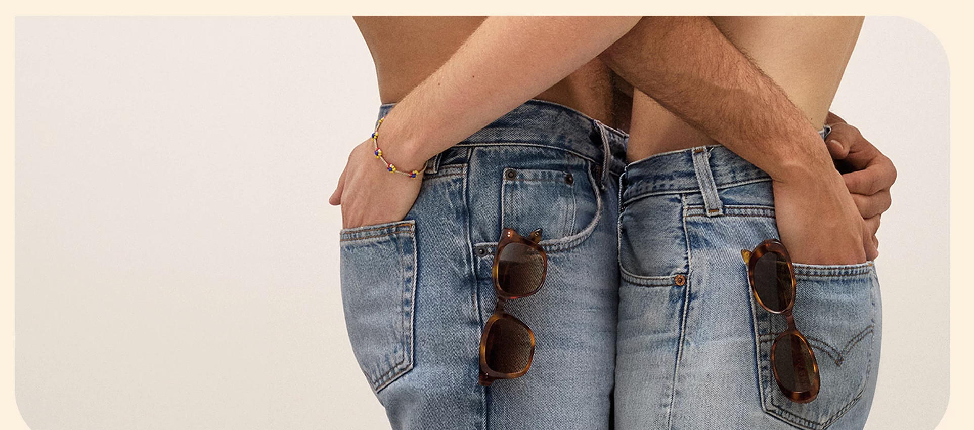 Lunettes solaires Meti Paris dans les poches arrière de jeans