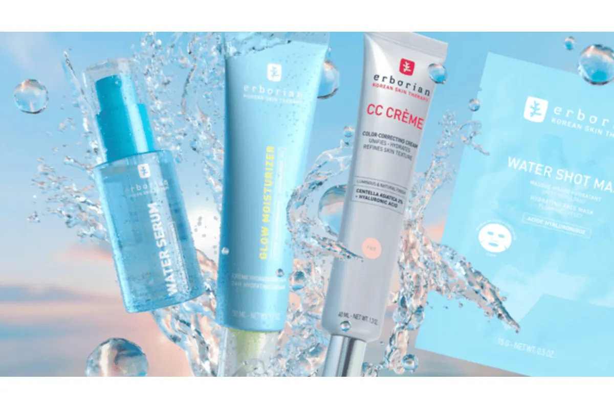 Erborian Summer Glow routine à gagner Water Serum flacon bleu Glow Moisturizer crème hydratante CC Crème teintée 40ml Water Shot Mask masque hydratant fond ciel pastel éclaboussures d'eau