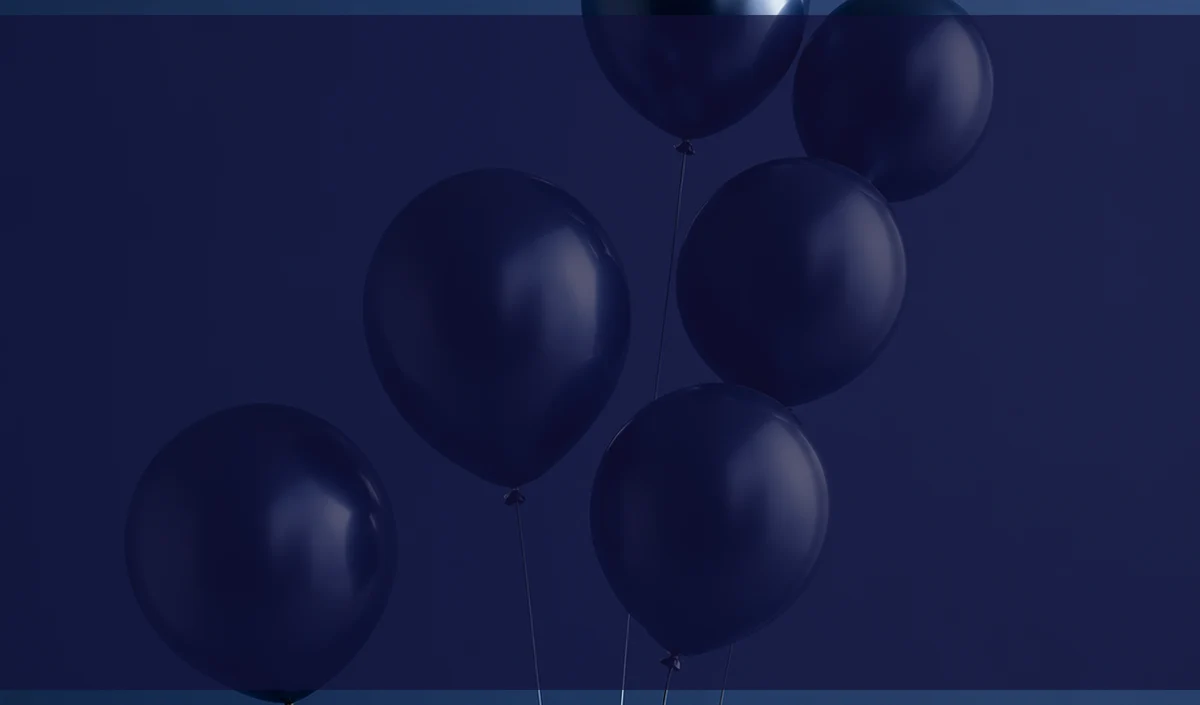 Ballons bleu nuit du décor officiel du jeu anniversaire Helline