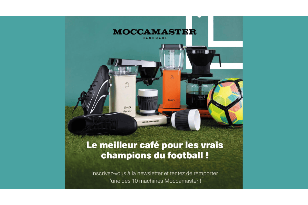 Concours Moccamaster opération Coupe du Monde football 4 cafetières alignées noire blanche orange beige ballon de foot fond turquoise vert d'eau 10 machines à gagner newsletter