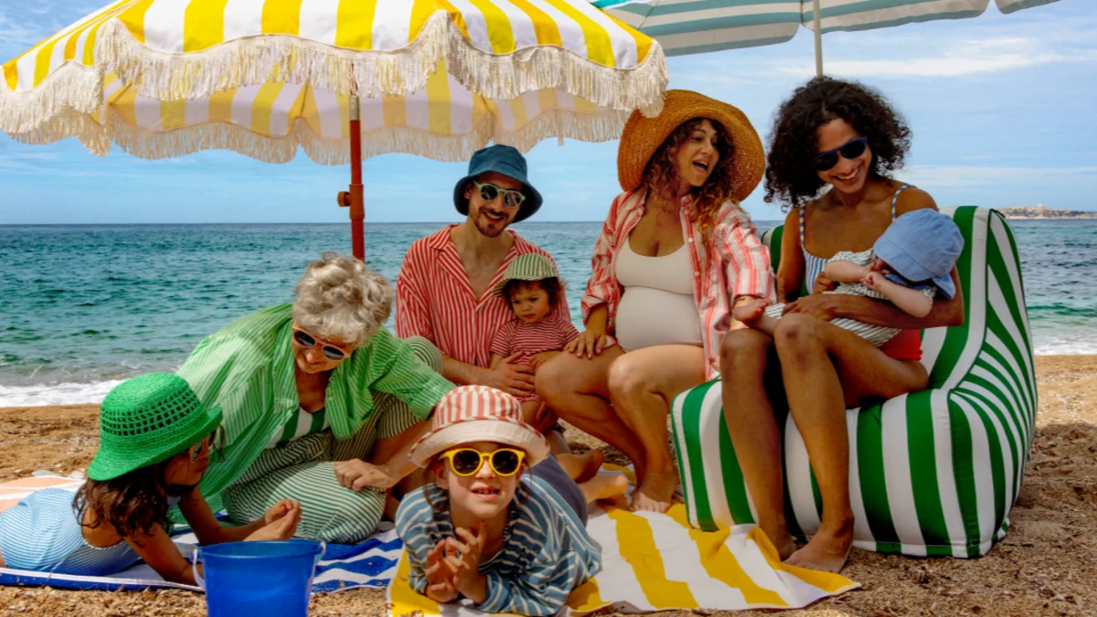 Familles et enfants sur une plage pour le jeu de l'été Mustela