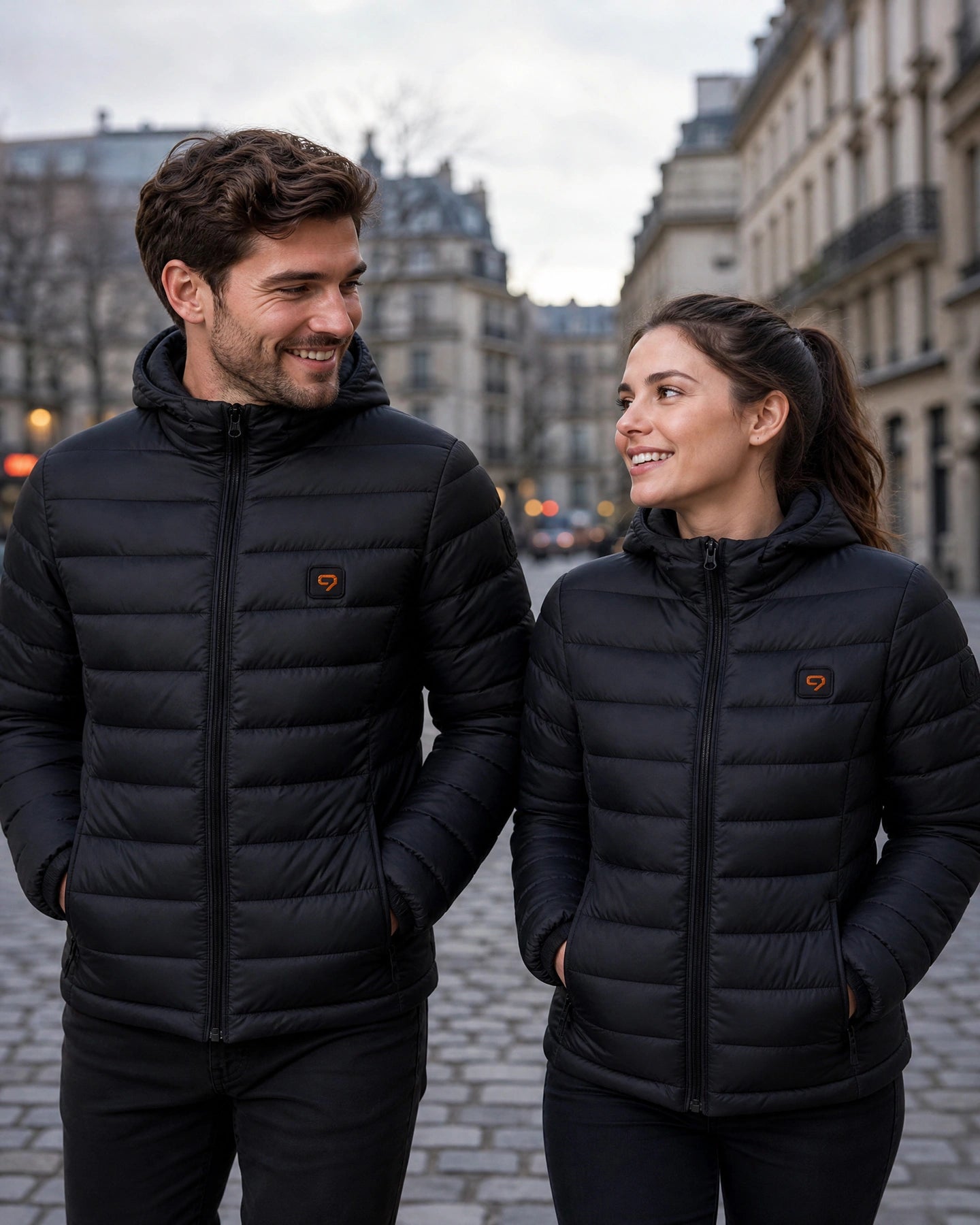 Homme et femme portant la doudoune chauffante noire Celsius 21 du concours Nineheat