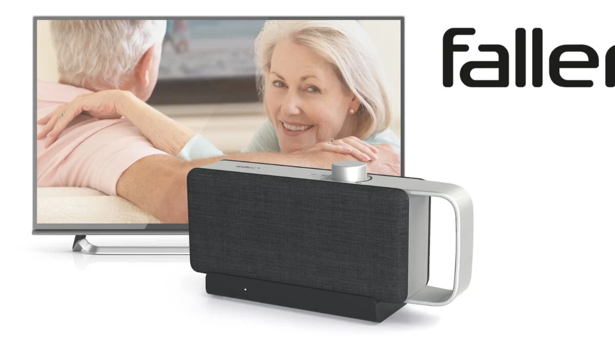 Enceinte amplificateur de voix Oskar by Faller devant une télévision