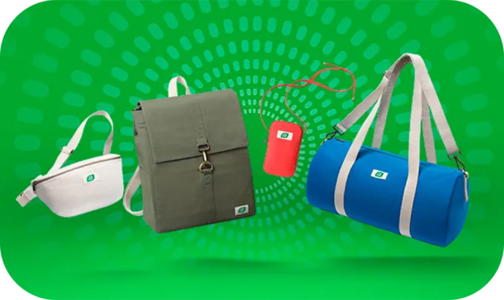 Les quatre accessoires du concours Tic Tac : banane, sac à dos, pochette de téléphone et sac polochon