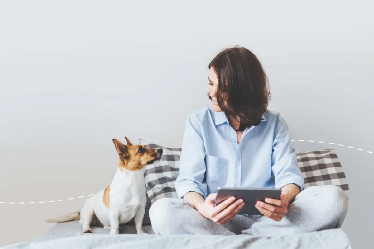 Une testeuse DogoFriends avec son chien, en train de remplir son avis sur tablette