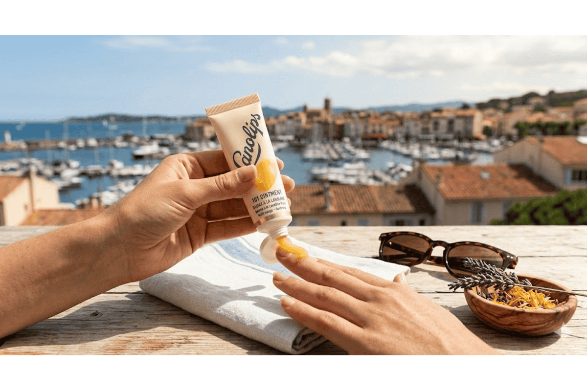Lanolips 101 Ointment tube beige baume lanoline mains application terrasse vue port Saint-Tropez lavande calendula