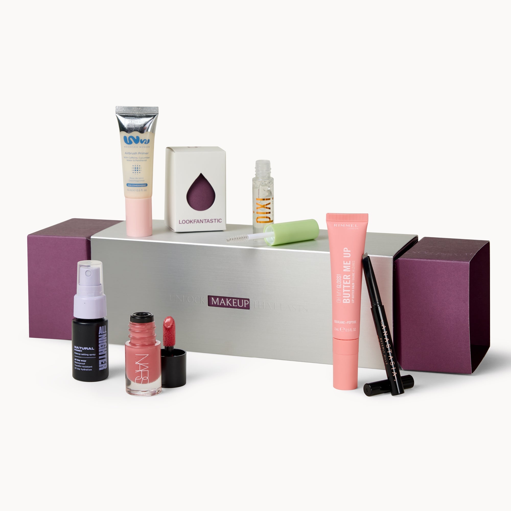 Cracker Lookfantastic argenté et violet entouré de ses produits de maquillage