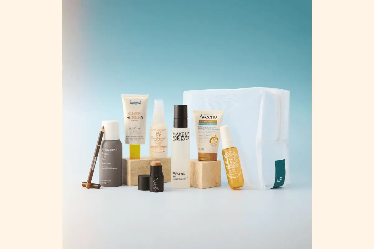 Lookfantastic Édition Estivale box été 8 produits Supergoop Make Up For Ever NARS Bumble Sol de Janeiro Living Proof Aveeno trousse blanche 160 € à 44 €