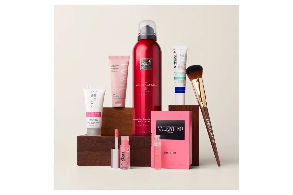Le contenu de la box beauté d'août LOOKFANTASTIC : gel douche Rituals Ayurveda, huile capillaire Arkive Good Habit, fluide solaire Ultrasun SPF 50, blush liquide Rodial Frosted Pink, après-shampooing Philip Kingsley Elasticizer, pinceau fond de teint Spectrum et l'échantillon Valentino Born in Roma Donna