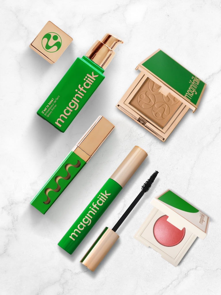 Cinq produits Magnifaïk : embellisseur, correcteur, bronzer, blush et mascara sur fond clair