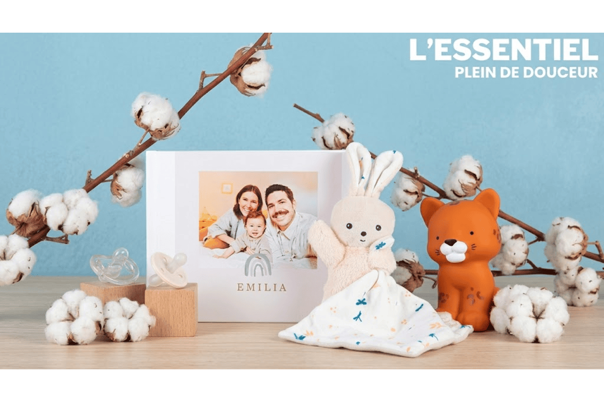 Album photo Pixum personnalisé Emilia, doudou lapin KALOO, sucettes NUK et veilleuse léopard A Little Lovely Company sur fond bleu pastel avec branches de coton, ambiance L'Essentiel Plein de Douceur