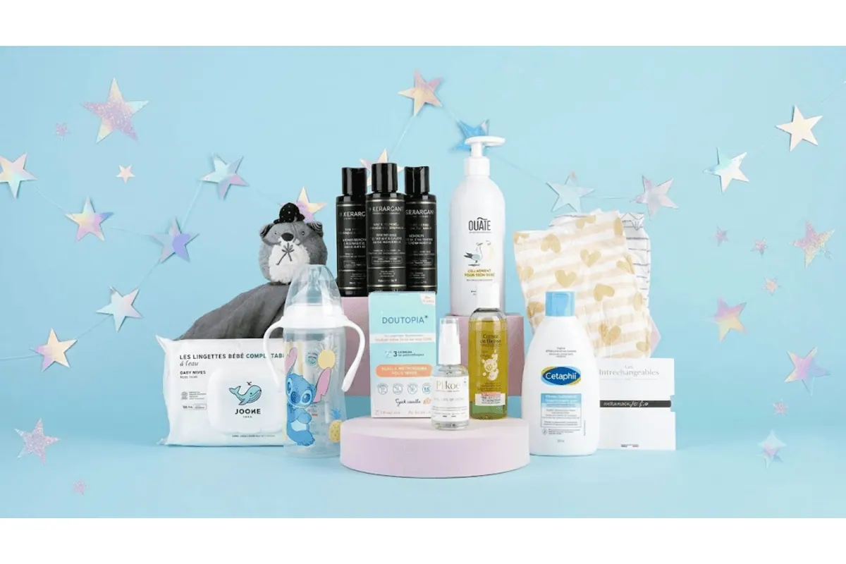 Box Maman et Moi magicmaman My Beauty Factory tous les produits bébé et maman Kerargan Ouate Joone Cetaphil Doutopia sur fond bleu étoiles