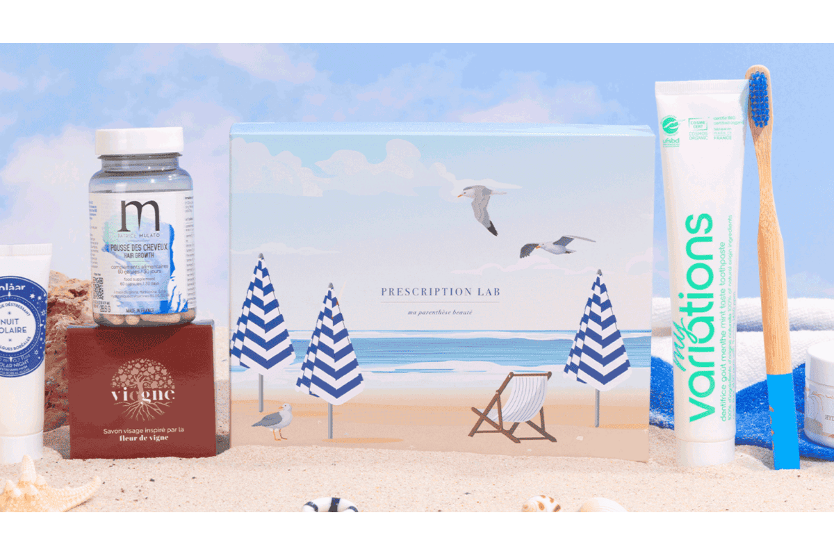 Box beauté édition plage parasols rayés bleus mouette transat produits skincare ambiance bord de mer